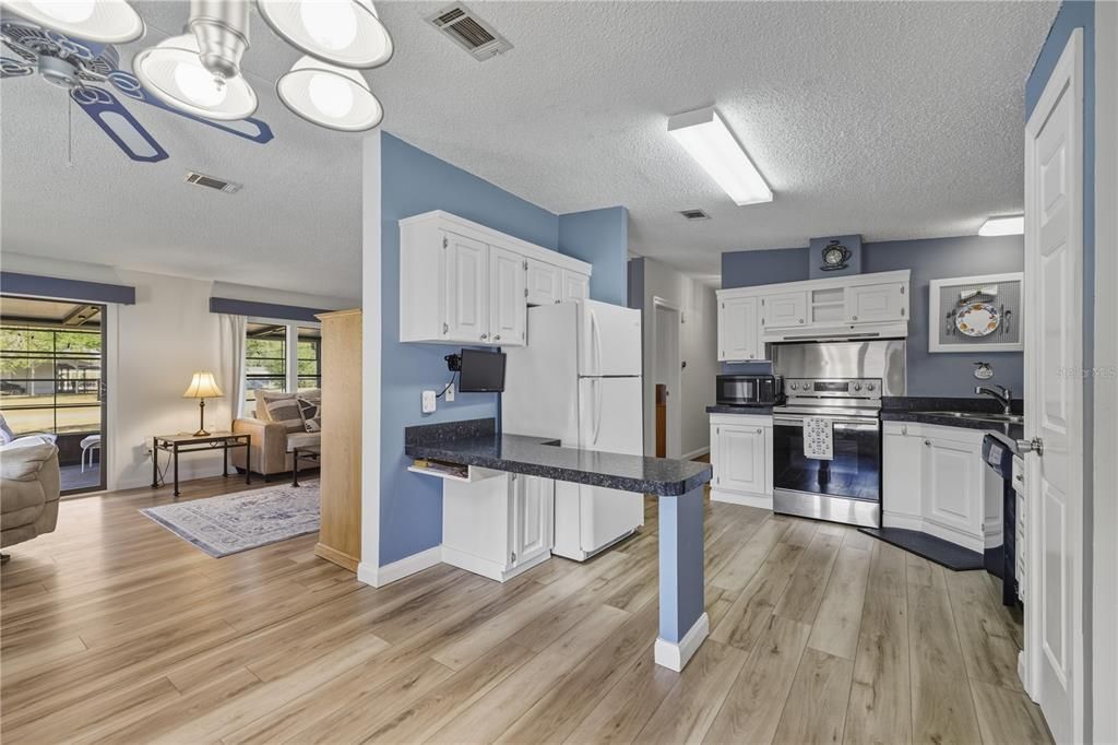 待售: $179,900 (2 贝兹, 2 浴室, 1056 平方英尺)