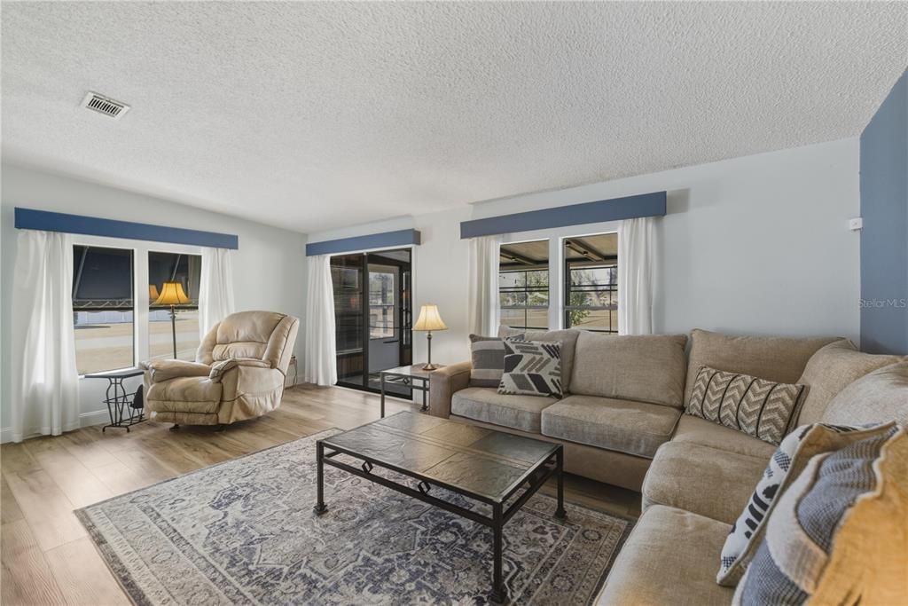 待售: $179,900 (2 贝兹, 2 浴室, 1056 平方英尺)