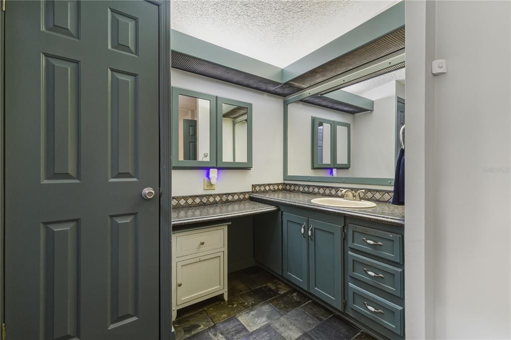 待售: $179,900 (2 贝兹, 2 浴室, 1056 平方英尺)