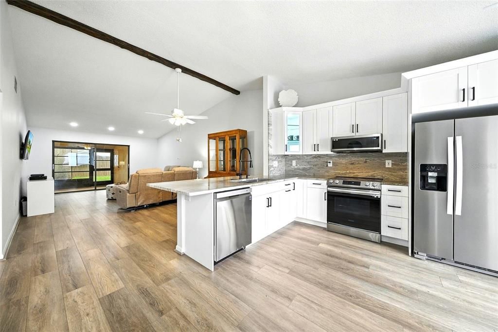 На продажу: $279,999 (2 спален, 2 ванн, 1177 Квадратных фут)