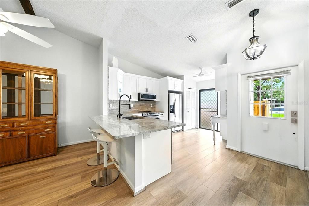 На продажу: $279,999 (2 спален, 2 ванн, 1177 Квадратных фут)