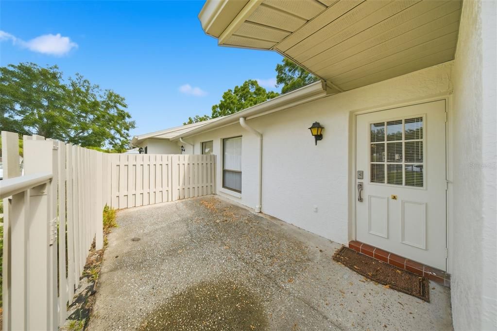 На продажу: $279,999 (2 спален, 2 ванн, 1177 Квадратных фут)