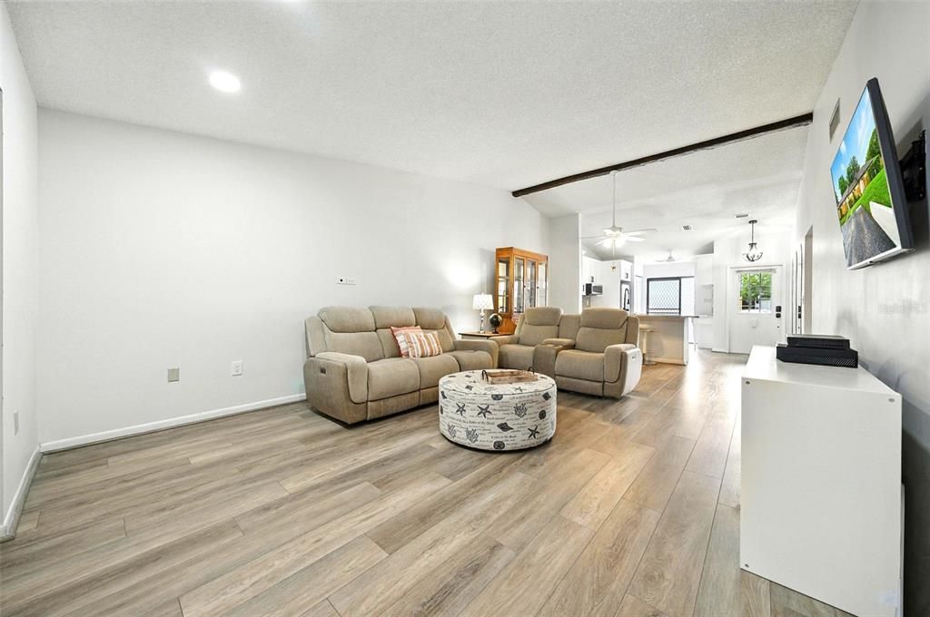 На продажу: $279,999 (2 спален, 2 ванн, 1177 Квадратных фут)