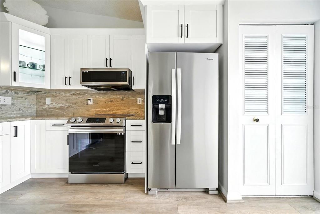 На продажу: $279,999 (2 спален, 2 ванн, 1177 Квадратных фут)