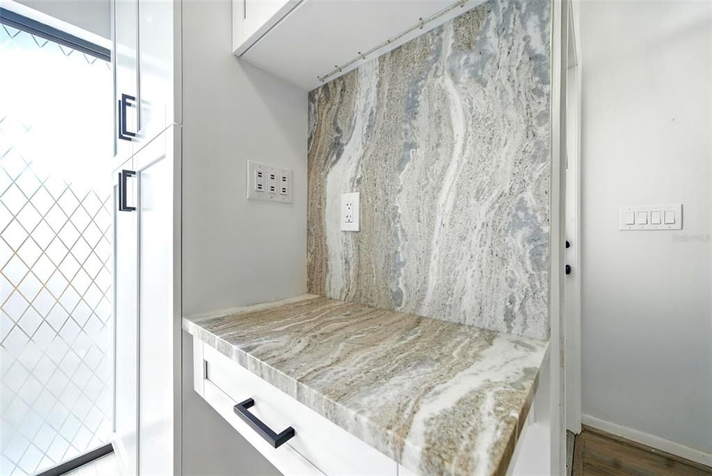 На продажу: $279,999 (2 спален, 2 ванн, 1177 Квадратных фут)