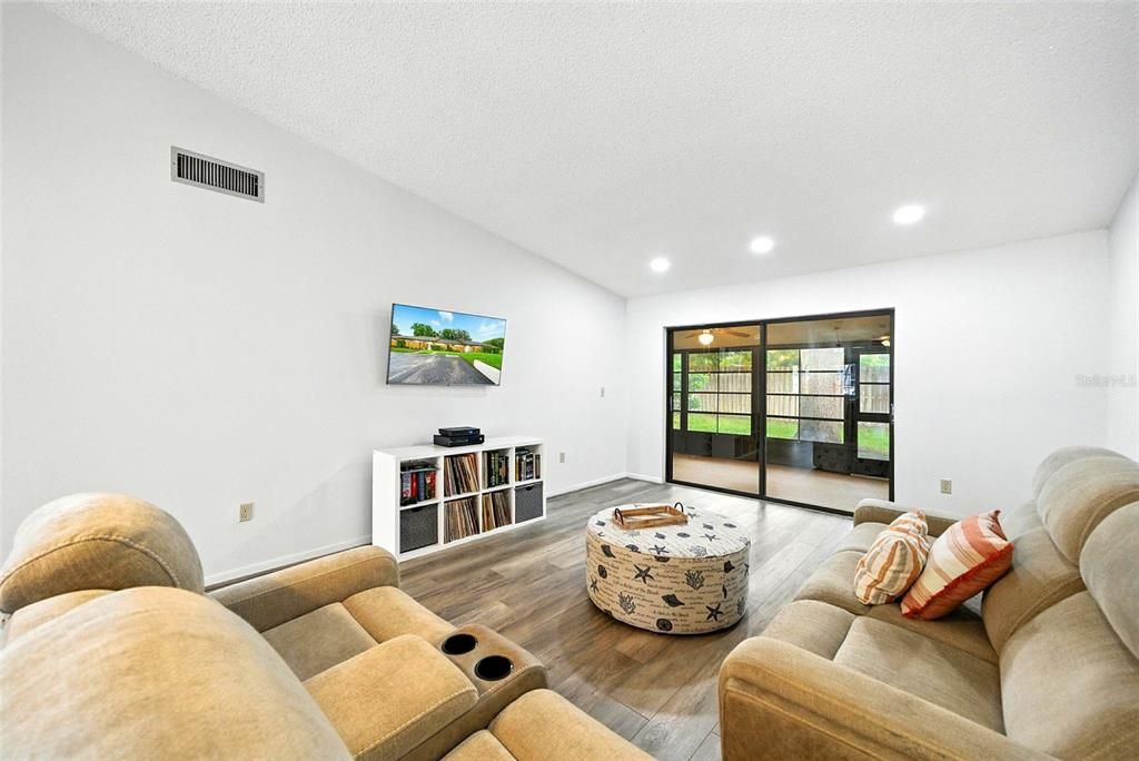 На продажу: $279,999 (2 спален, 2 ванн, 1177 Квадратных фут)