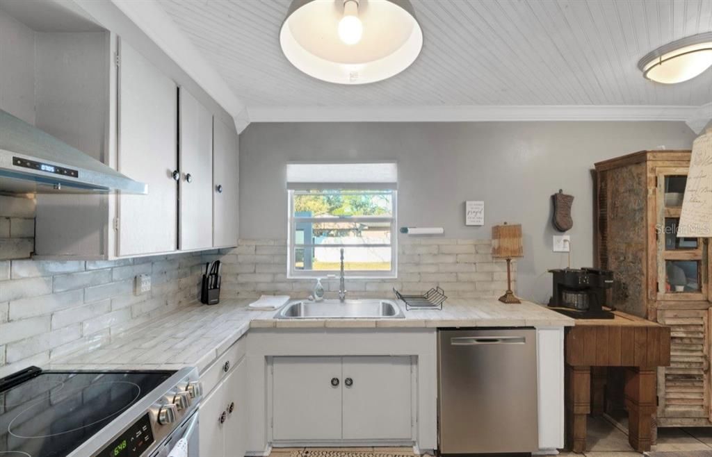 For Sale: $354,900 (3 beds, 2 baths, 1515 Square Feet)