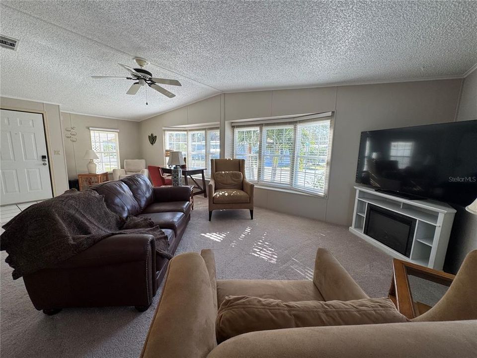 For Sale: $200,000 (2 beds, 2 baths, 1620 Square Feet)