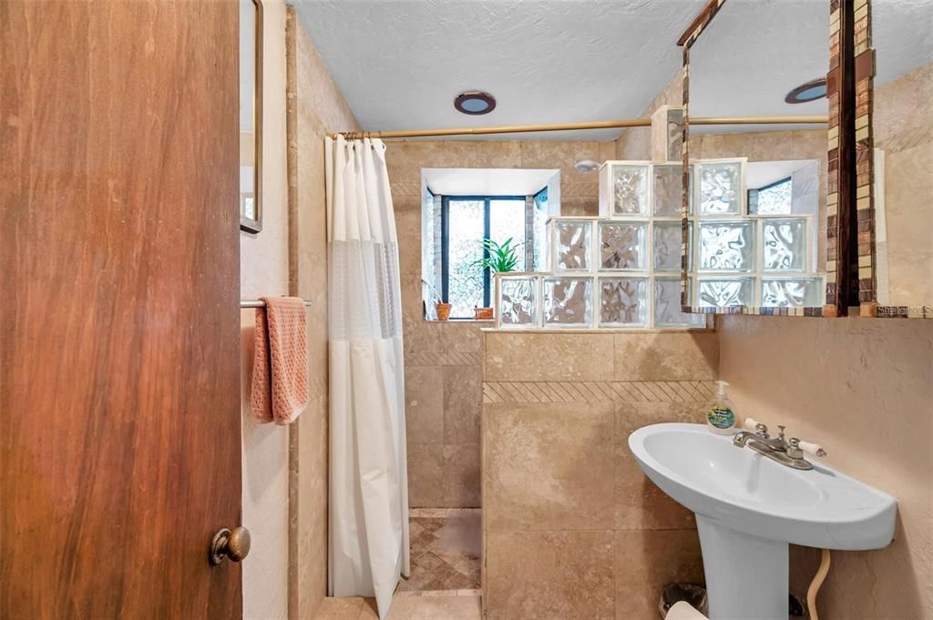 En Venta: $580,000 (3 camas, 3 baños, 1618 Pies cuadrados)