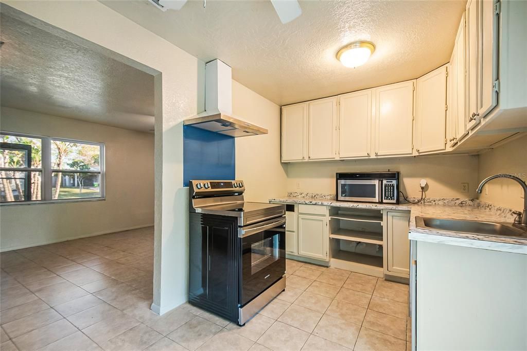 For Rent: $2,000 (3 beds, 2 baths, 1019 Square Feet)