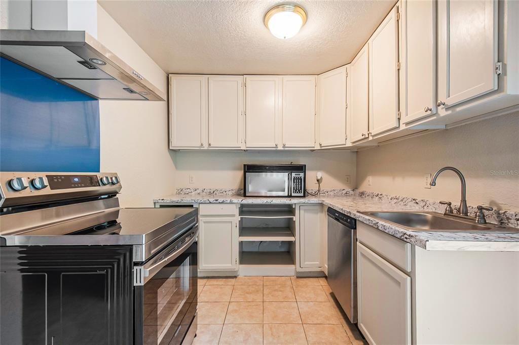 For Rent: $2,000 (3 beds, 2 baths, 1019 Square Feet)