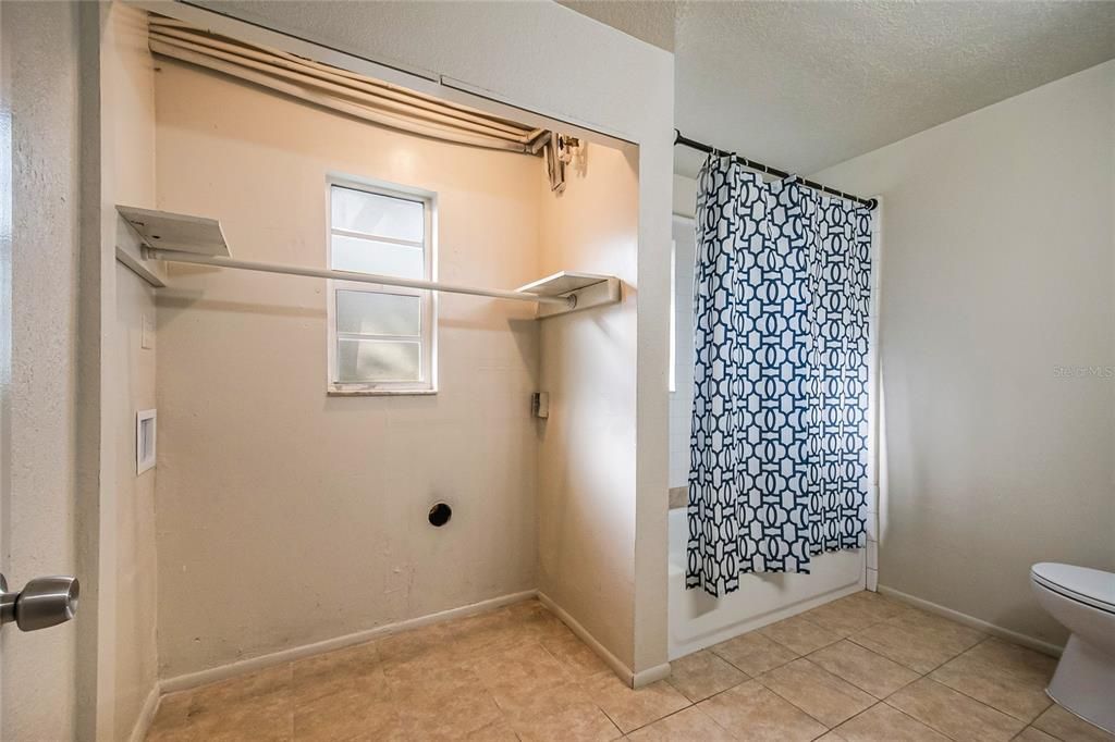 For Rent: $2,000 (3 beds, 2 baths, 1019 Square Feet)