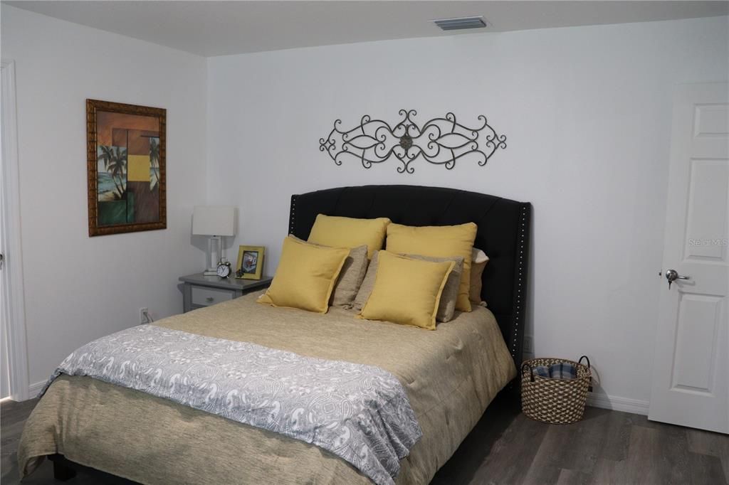 待售: $229,000 (4 贝兹, 2 浴室, 1411 平方英尺)