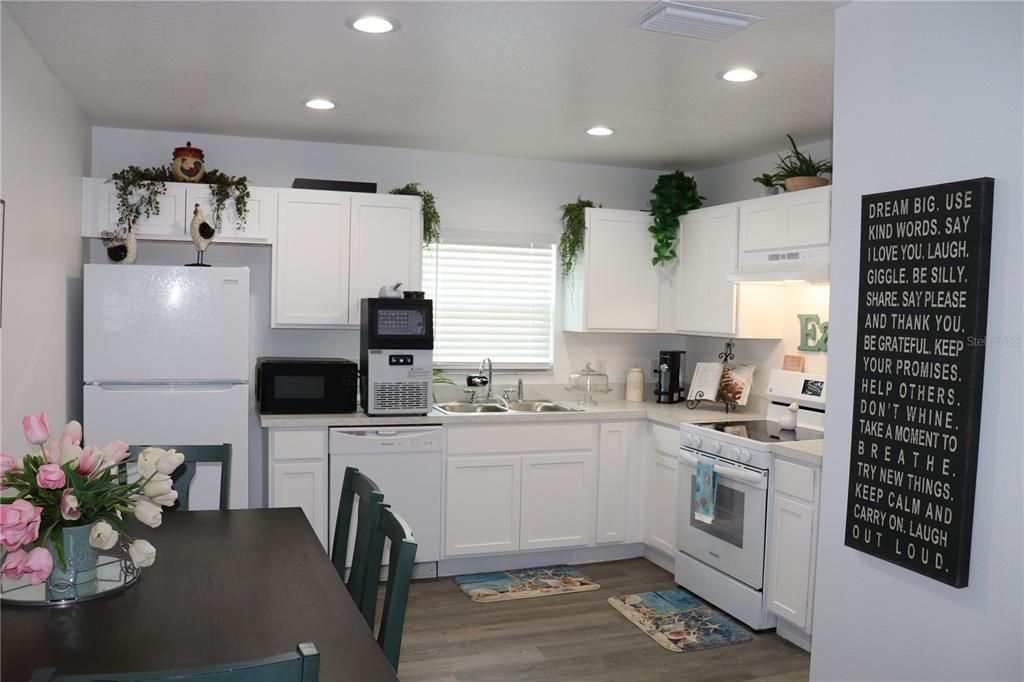 待售: $229,000 (4 贝兹, 2 浴室, 1411 平方英尺)