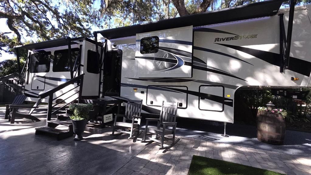 待售: $220,000 (0.09 acres)