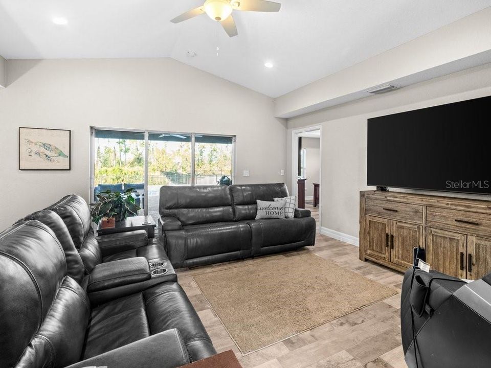 For Sale: $549,900 (3 beds, 2 baths, 1663 Square Feet)