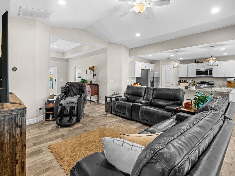 For Sale: $549,900 (3 beds, 2 baths, 1663 Square Feet)