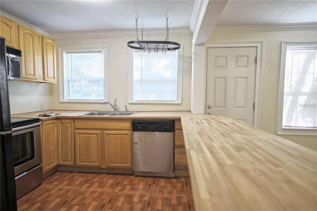 For Rent: $1,650 (1 beds, 1 baths, 640 Square Feet)