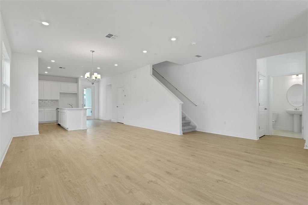 Activo con contrato: $699,900 (4 camas, 3 baños, 2807 Pies cuadrados)