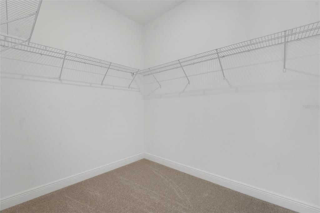 Activo con contrato: $699,900 (4 camas, 3 baños, 2807 Pies cuadrados)