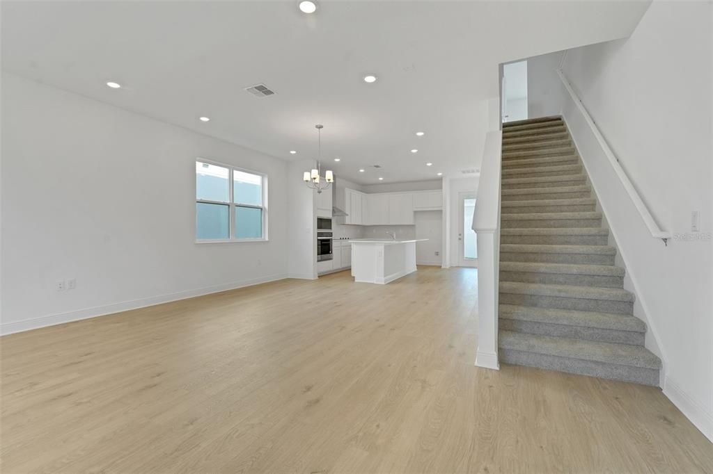 Activo con contrato: $699,900 (4 camas, 3 baños, 2807 Pies cuadrados)