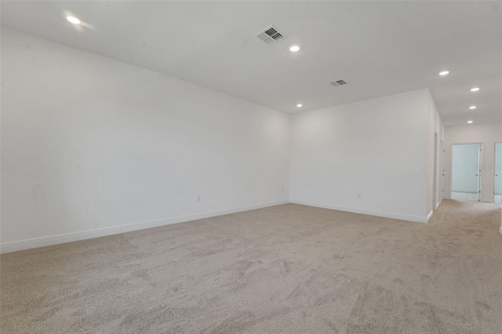 Activo con contrato: $699,900 (4 camas, 3 baños, 2807 Pies cuadrados)