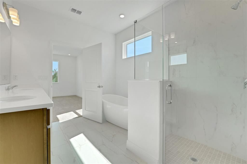 Activo con contrato: $699,900 (4 camas, 3 baños, 2807 Pies cuadrados)