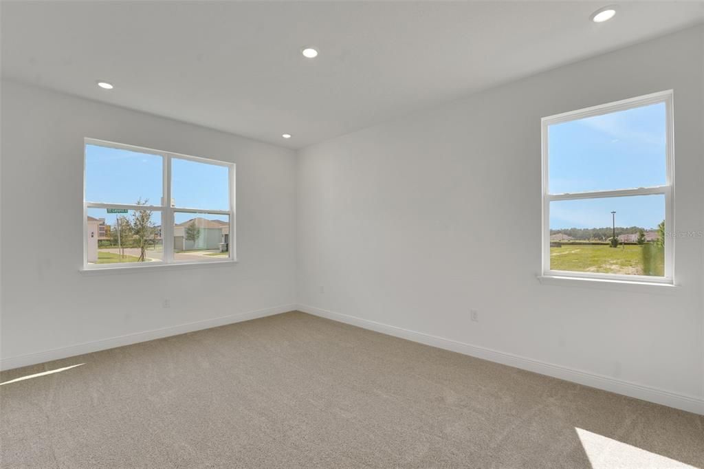 Activo con contrato: $699,900 (4 camas, 3 baños, 2807 Pies cuadrados)