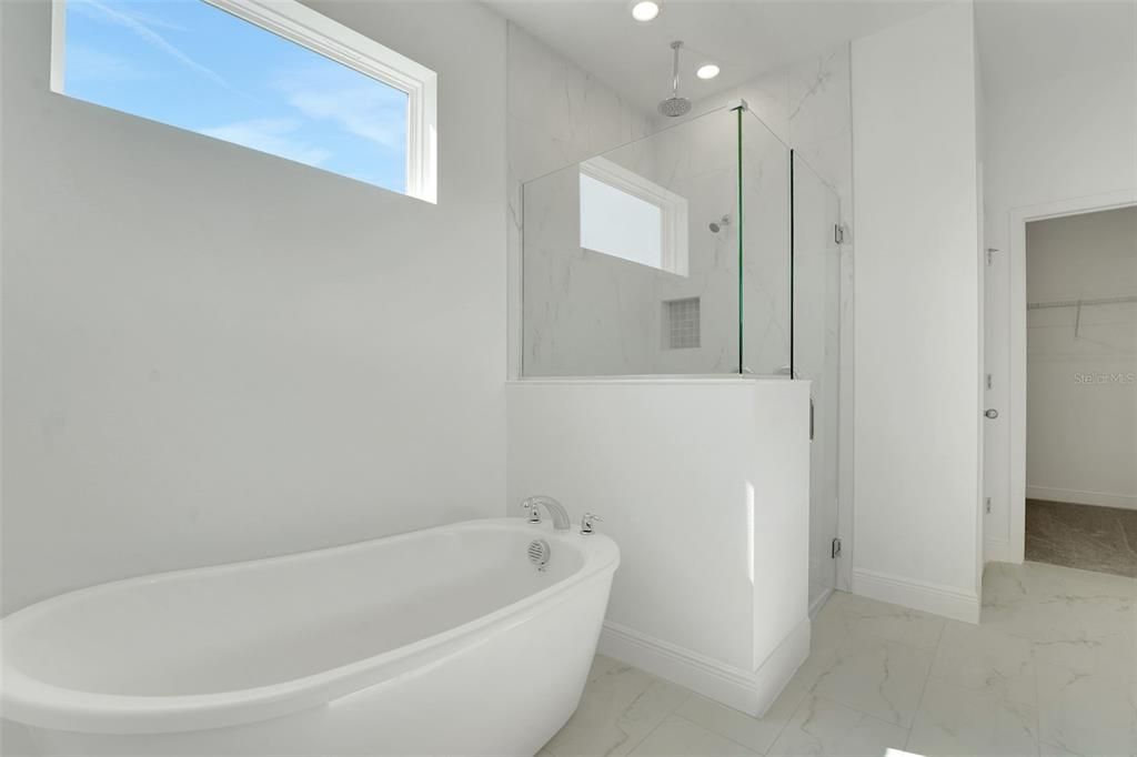 Activo con contrato: $699,900 (4 camas, 3 baños, 2807 Pies cuadrados)