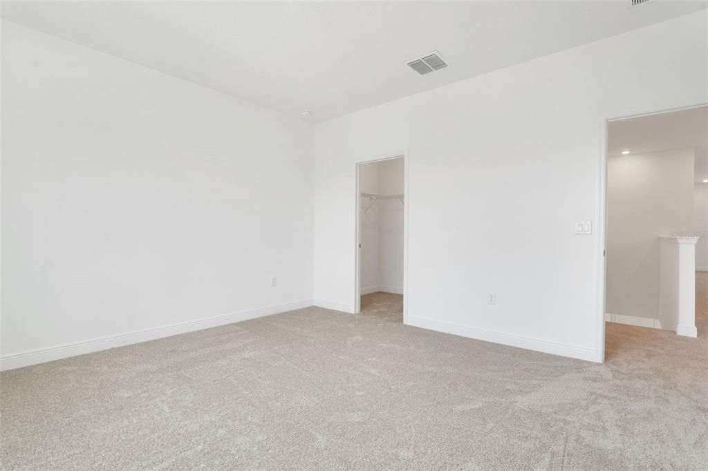 Activo con contrato: $699,900 (4 camas, 3 baños, 2807 Pies cuadrados)