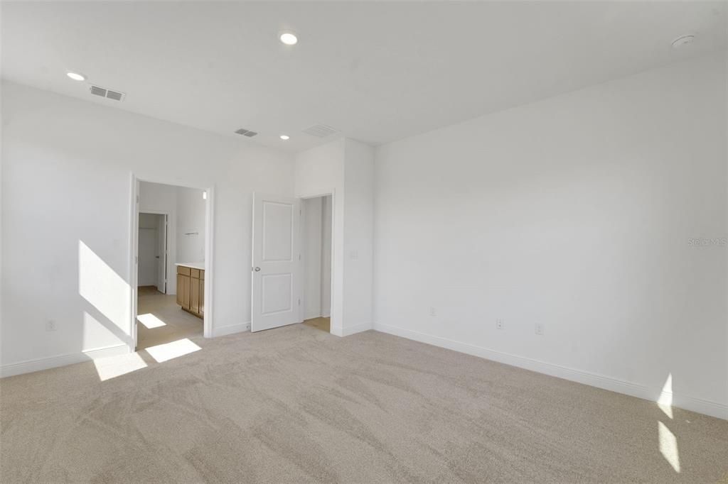 Activo con contrato: $699,900 (4 camas, 3 baños, 2807 Pies cuadrados)