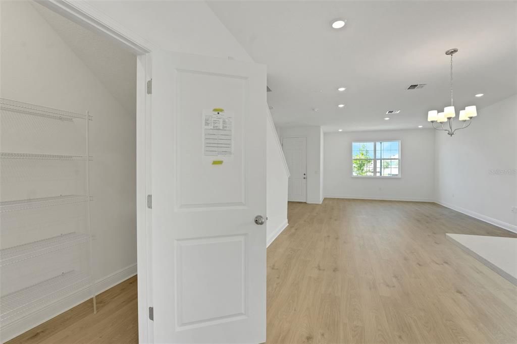 Activo con contrato: $699,900 (4 camas, 3 baños, 2807 Pies cuadrados)