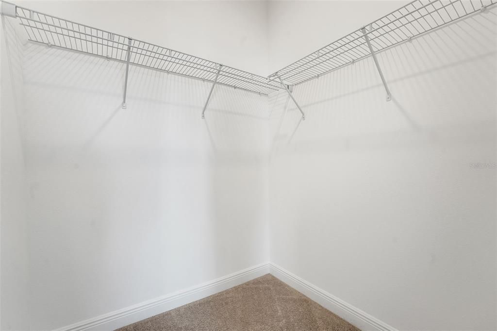 Activo con contrato: $699,900 (4 camas, 3 baños, 2807 Pies cuadrados)