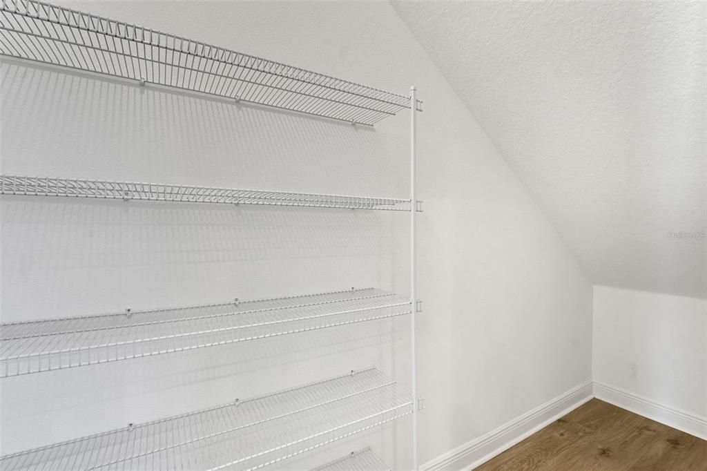 Activo con contrato: $699,900 (4 camas, 3 baños, 2807 Pies cuadrados)