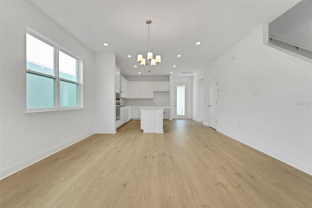 Activo con contrato: $699,900 (4 camas, 3 baños, 2807 Pies cuadrados)