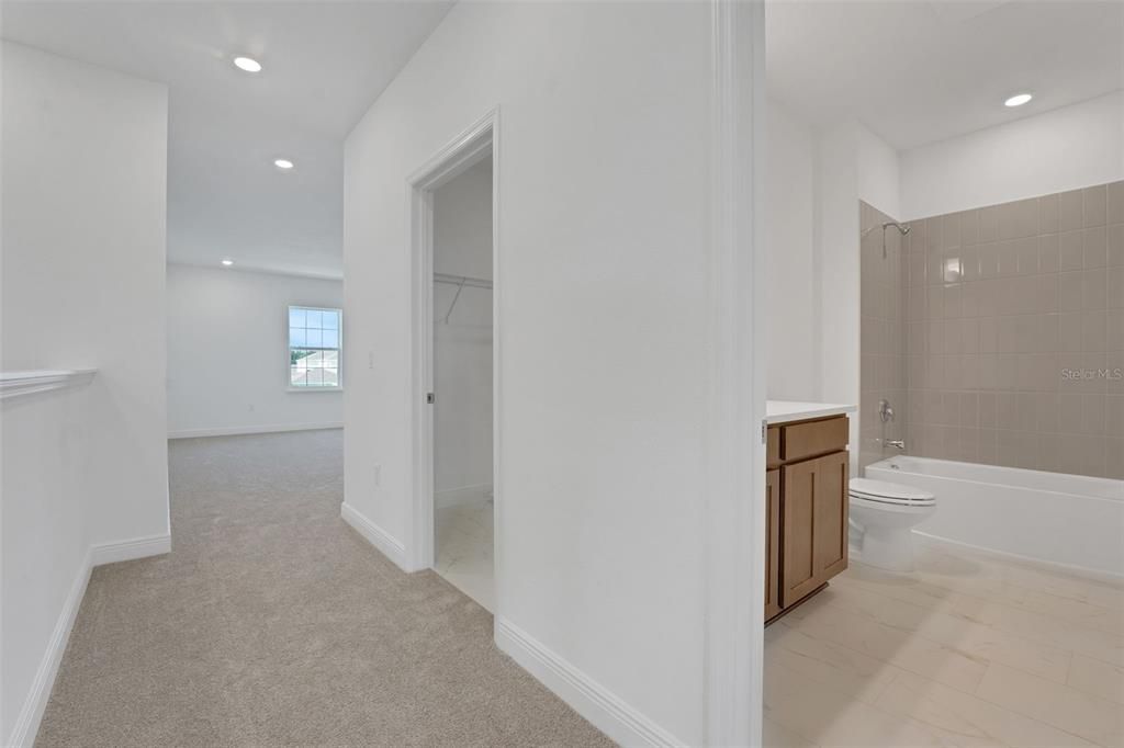 Activo con contrato: $699,900 (4 camas, 3 baños, 2807 Pies cuadrados)