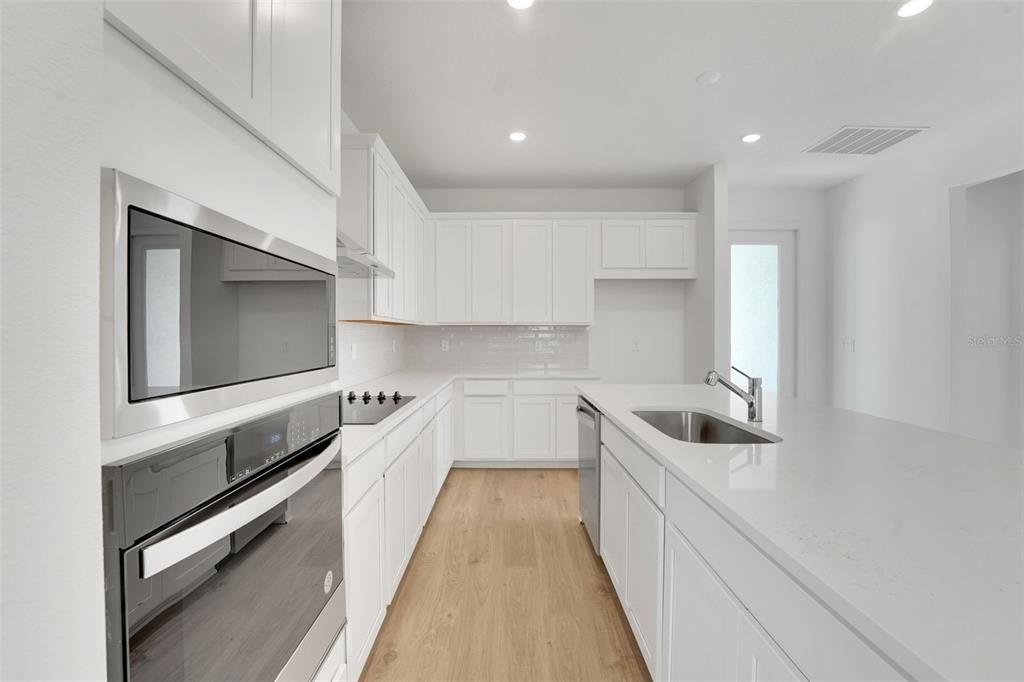 Activo con contrato: $699,900 (4 camas, 3 baños, 2807 Pies cuadrados)