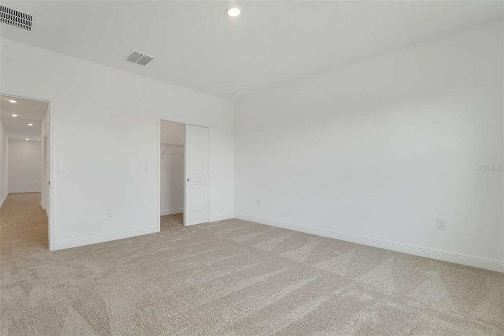 Activo con contrato: $699,900 (4 camas, 3 baños, 2807 Pies cuadrados)