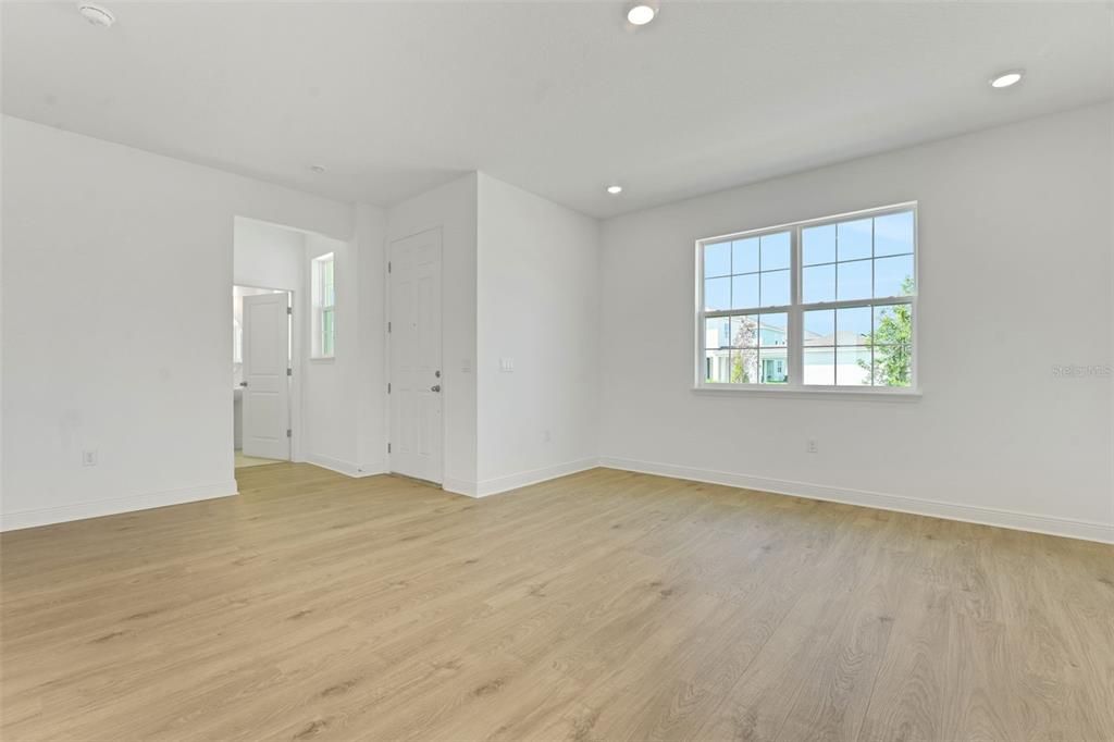 Activo con contrato: $699,900 (4 camas, 3 baños, 2807 Pies cuadrados)