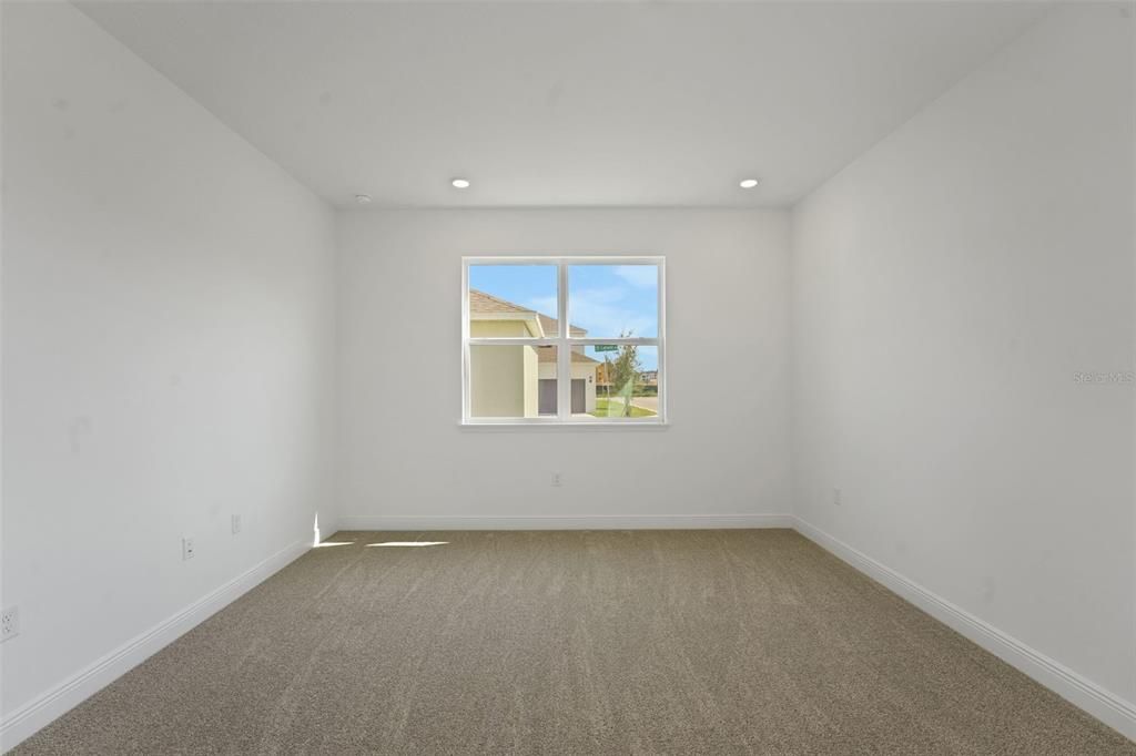 Activo con contrato: $699,900 (4 camas, 3 baños, 2807 Pies cuadrados)