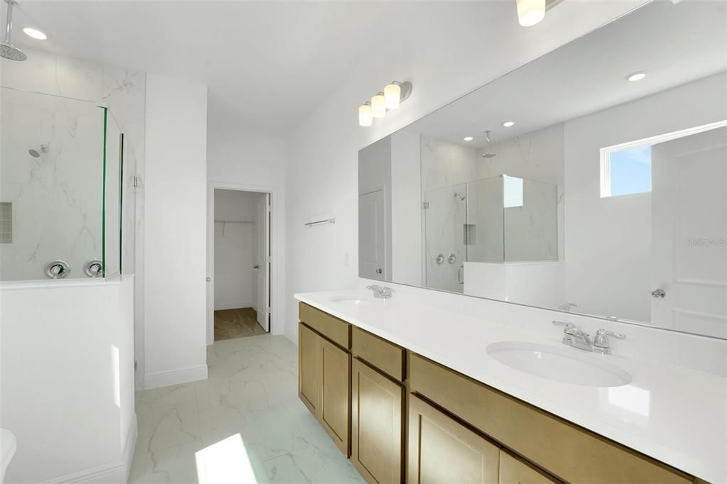 Activo con contrato: $699,900 (4 camas, 3 baños, 2807 Pies cuadrados)