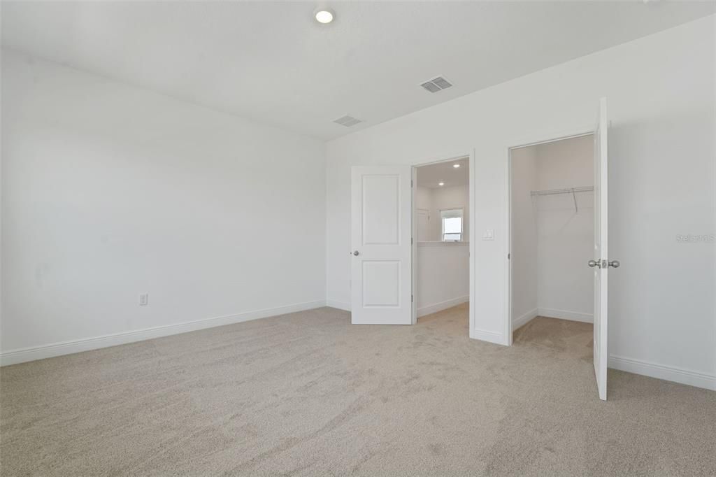 Activo con contrato: $699,900 (4 camas, 3 baños, 2807 Pies cuadrados)