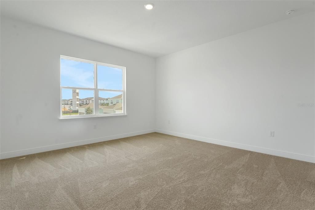 Activo con contrato: $699,900 (4 camas, 3 baños, 2807 Pies cuadrados)