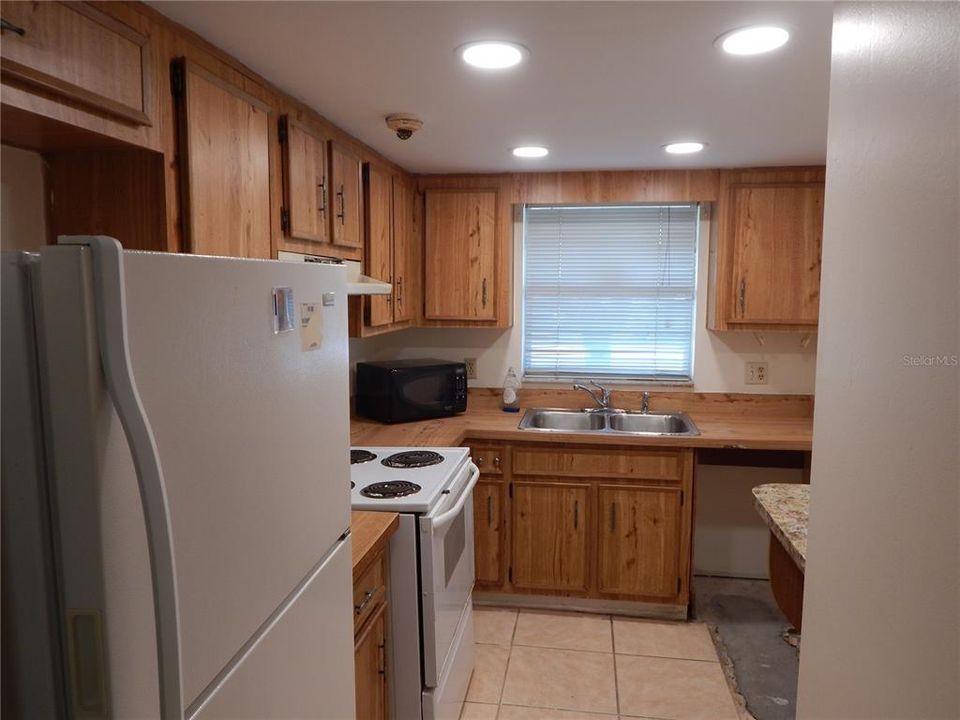 For Sale: $275,000 (2 beds, 2 baths, 1074 Square Feet)