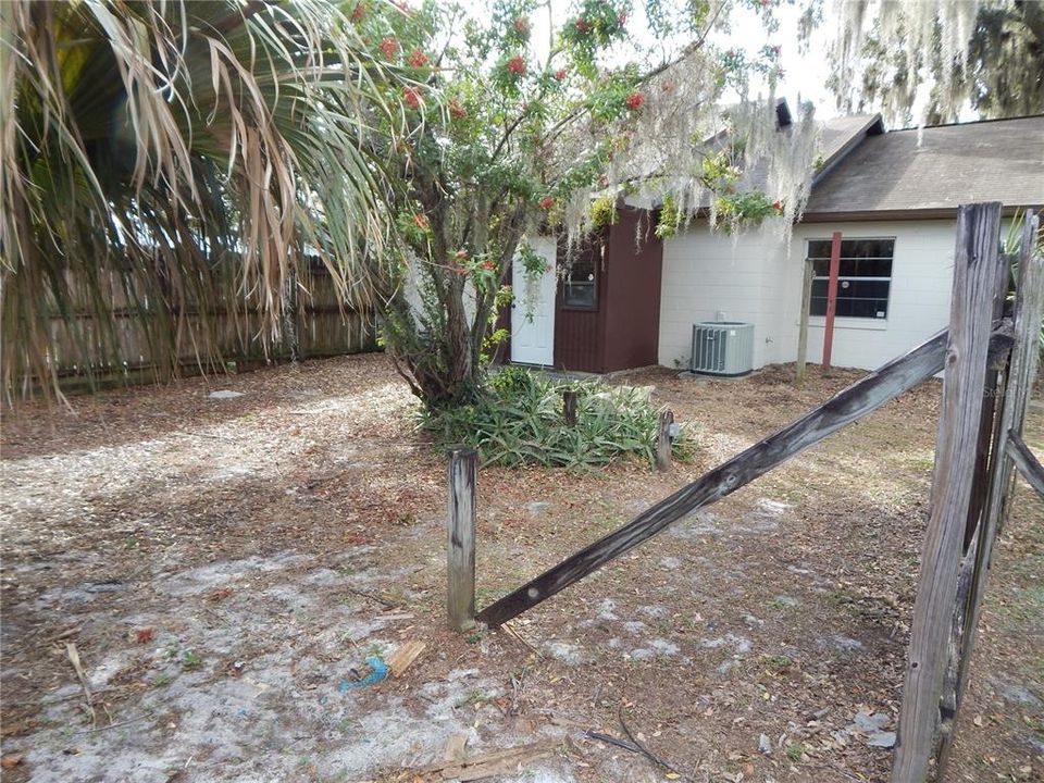 For Sale: $275,000 (2 beds, 2 baths, 1074 Square Feet)