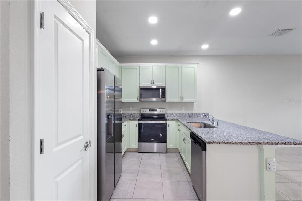 For Rent: $2,200 (3 beds, 2 baths, 1679 Square Feet)