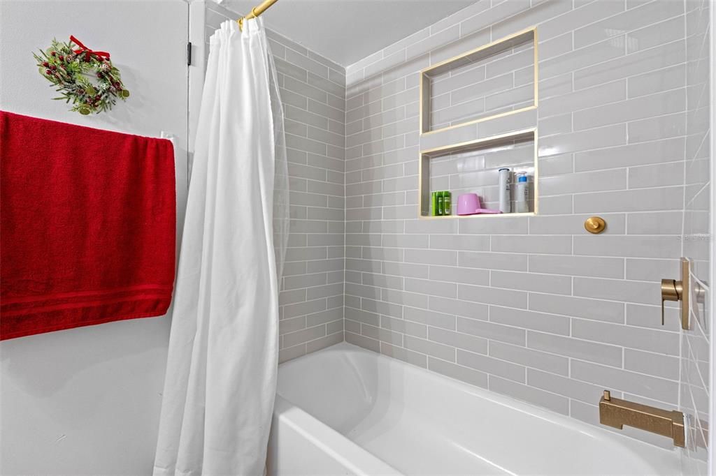 For Sale: $300,000 (3 beds, 2 baths, 1067 Square Feet)