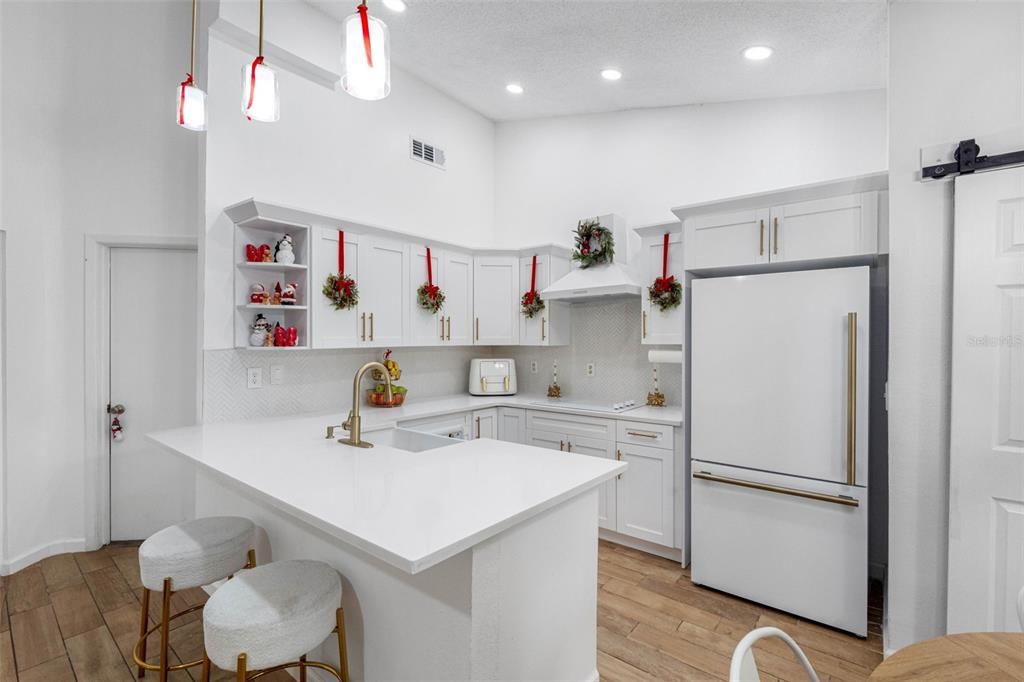 For Sale: $300,000 (3 beds, 2 baths, 1067 Square Feet)