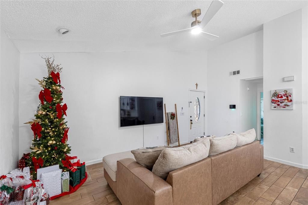 For Sale: $300,000 (3 beds, 2 baths, 1067 Square Feet)