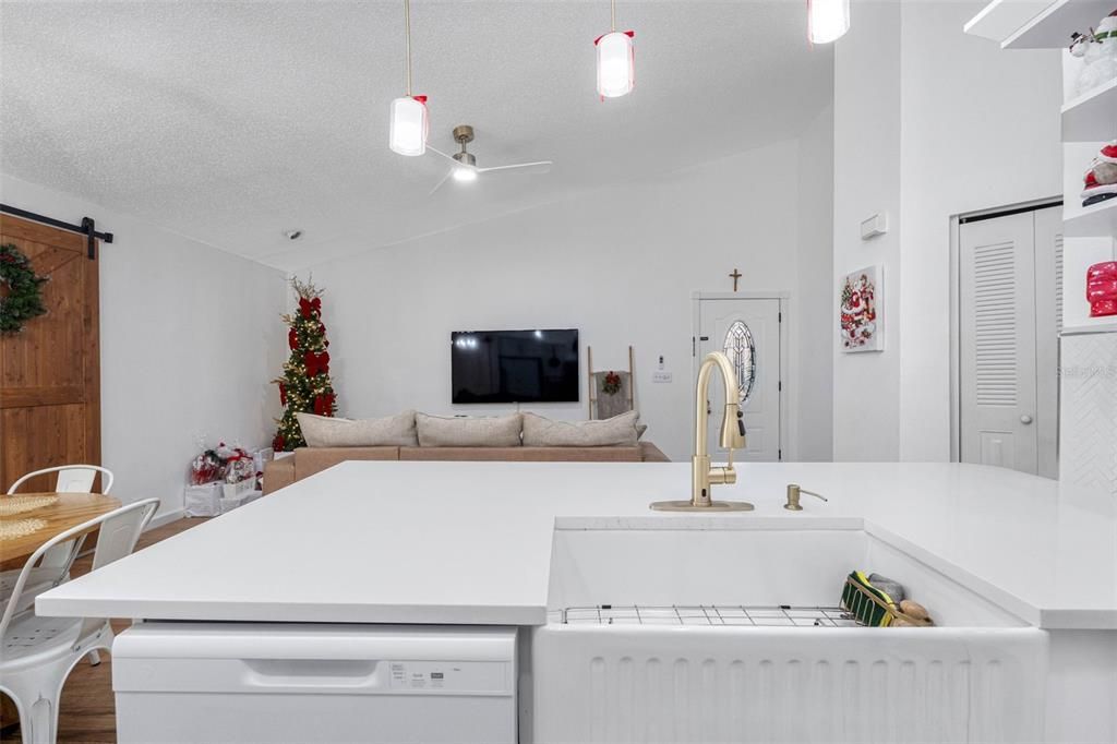 For Sale: $300,000 (3 beds, 2 baths, 1067 Square Feet)